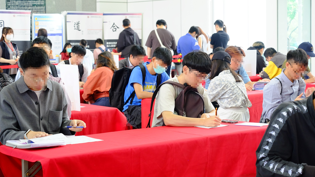 04-民眾積極填寫求職履歷表情形