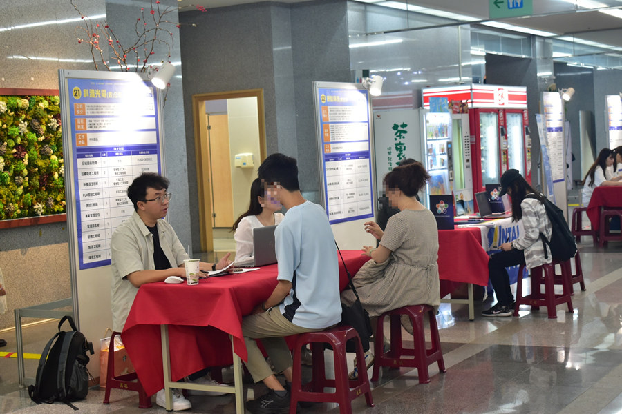 06-公司與求職民眾說明職缺內容與薪資福利