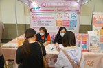 就服員向民眾介紹婦女專案
