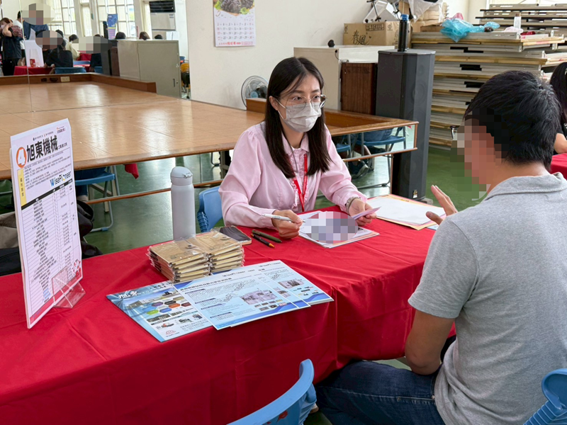 11廠商與求職民眾面試情形及說明福利制度等