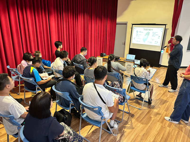 09-公司主管向求職民眾進行公司簡介說明
