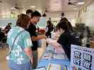3向求職民眾說明活動流程、注意事項及職缺內容