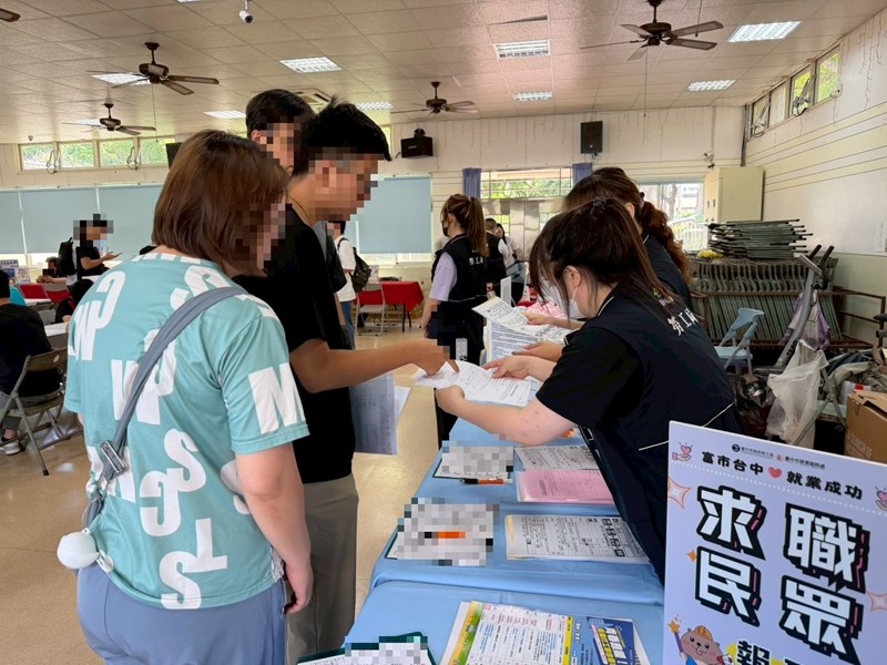 3向求職民眾說明活動流程、注意事項及職缺內容