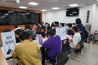 民眾在求職填寫區撰寫履歷