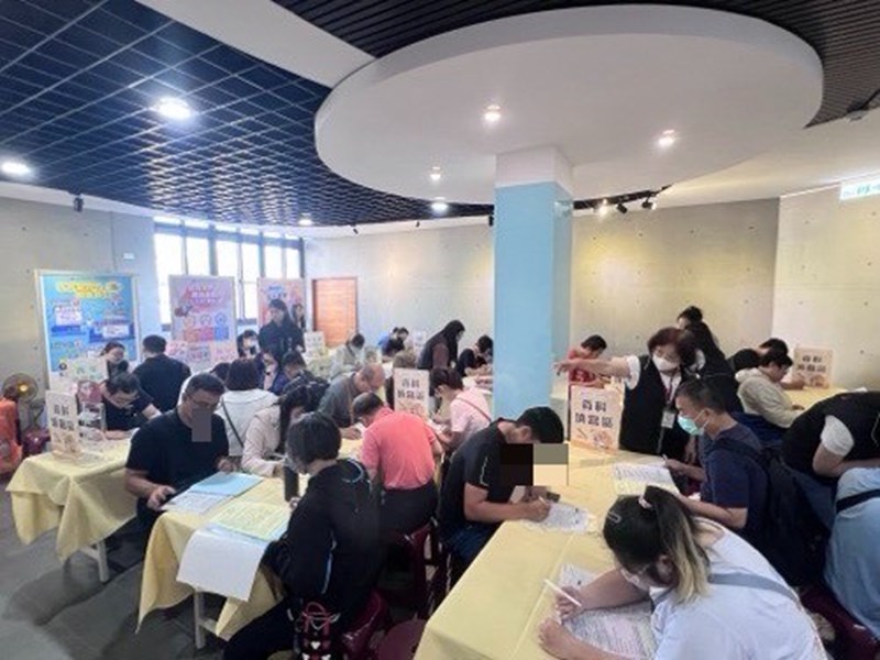 徵才活動湧入眾多求職者面試找工作