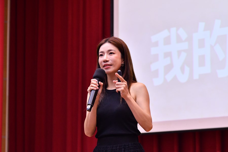 江老師於名人講座中分享自身經驗與職涯觀點1