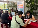 6現場協助求職民眾登打資料至台灣就業通