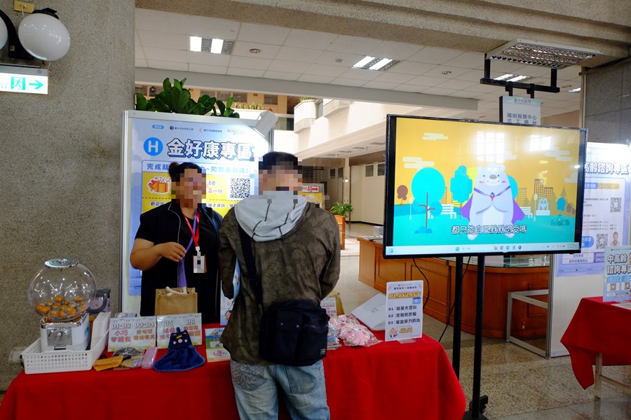 9宣導家暴防治及填寫滿意度即可兌換精美禮品