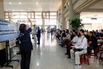 8完成預約面試後求職民眾等待廠商叫號