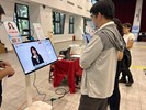 民眾使用e職通智能職缺查詢互動式機台