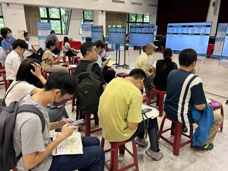 無紙化徵才，求職者等候面試叫號