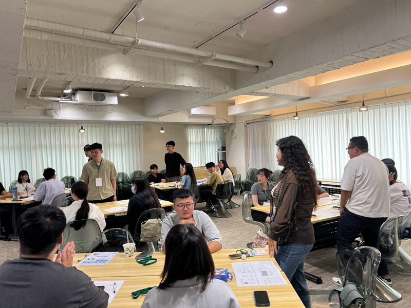 學員們踴躍分組答題
