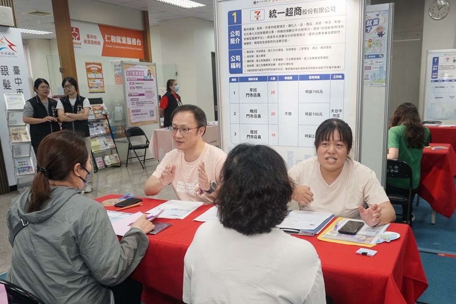 徵才廠商現場設攤面試