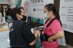 現場設置輔具展示區提供民眾體驗