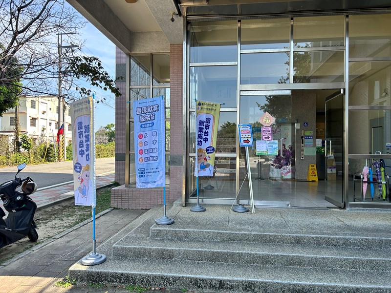 03-區公所側門入口活動會場指引及旗幟宣導