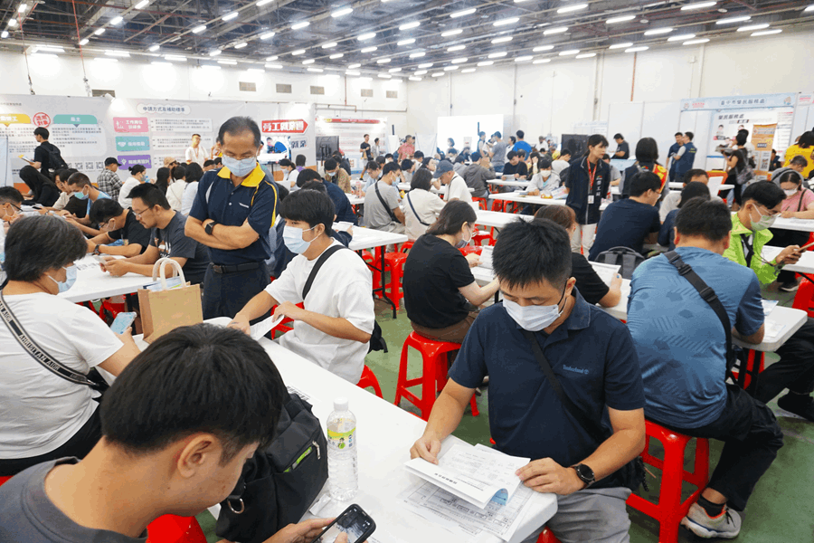 就業博覽會現場求職民眾絡繹不絕