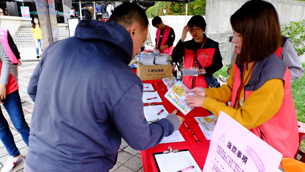 民眾領取活動手冊