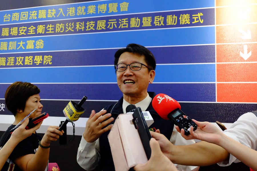 勞工局局長吳威志接受媒體聯訪