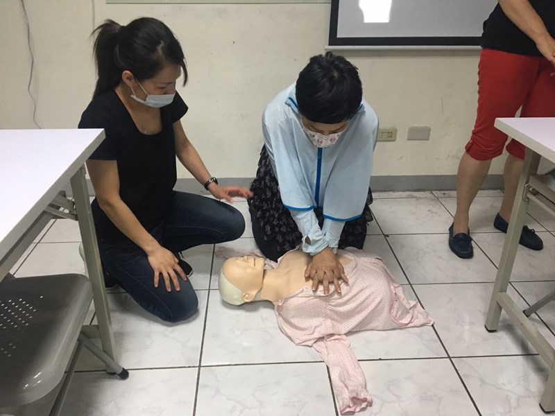 學員練習CPR