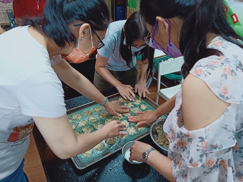 學員體驗製作餅乾