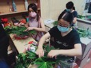 學員整理花材中