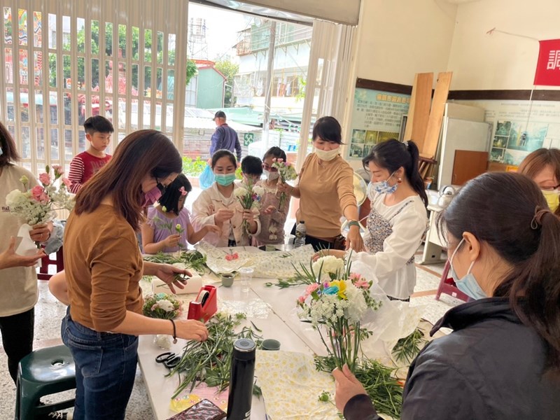 學員練習包裝花束