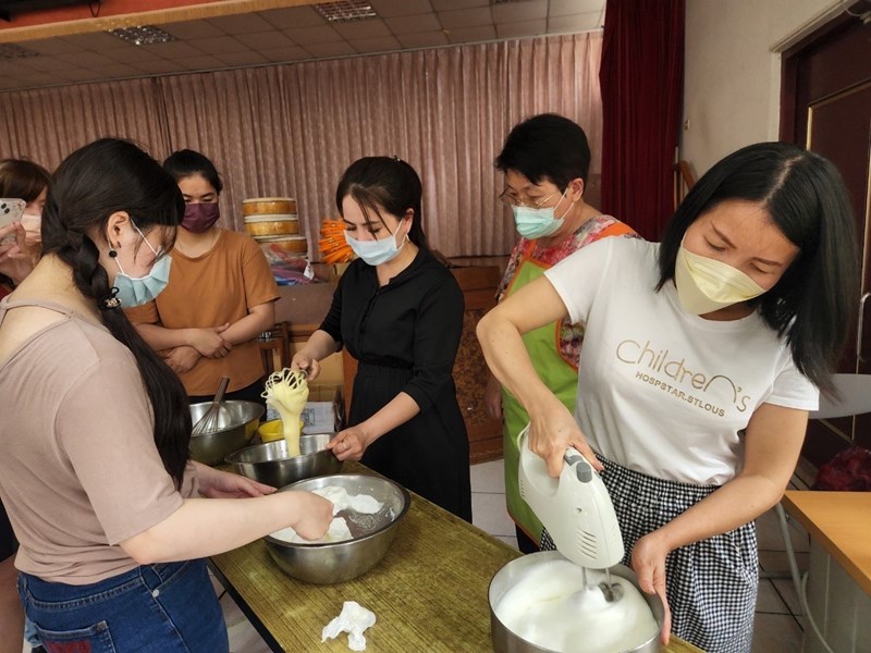 學員練習打發奶油及攪拌蛋黃