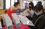 求職民眾現場領取履歷表填寫前往面試