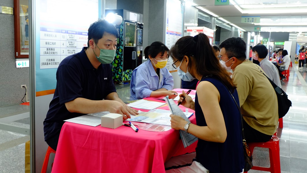 16-廠商與求職民眾面試情形