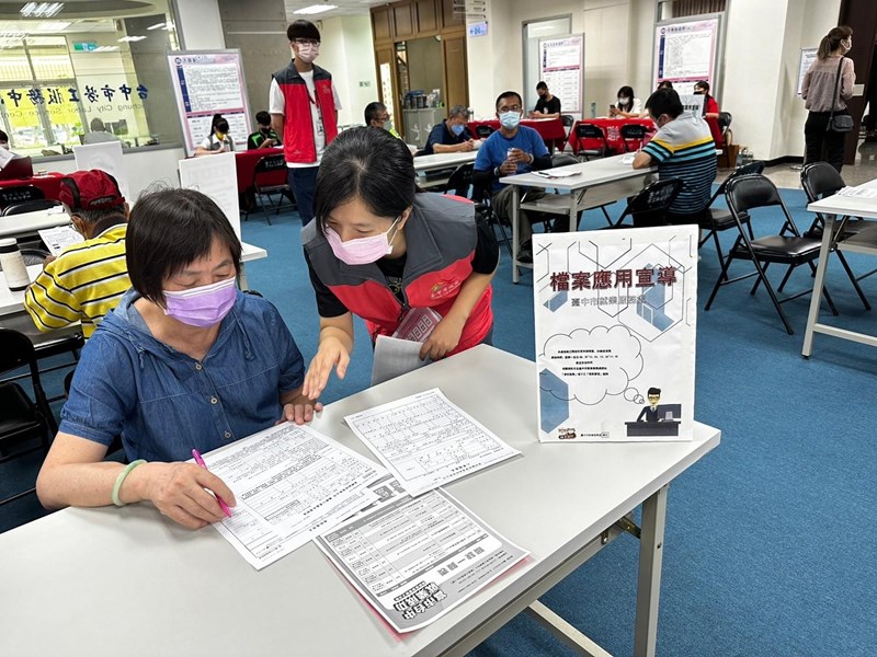 就服員協助求職民眾資料填寫